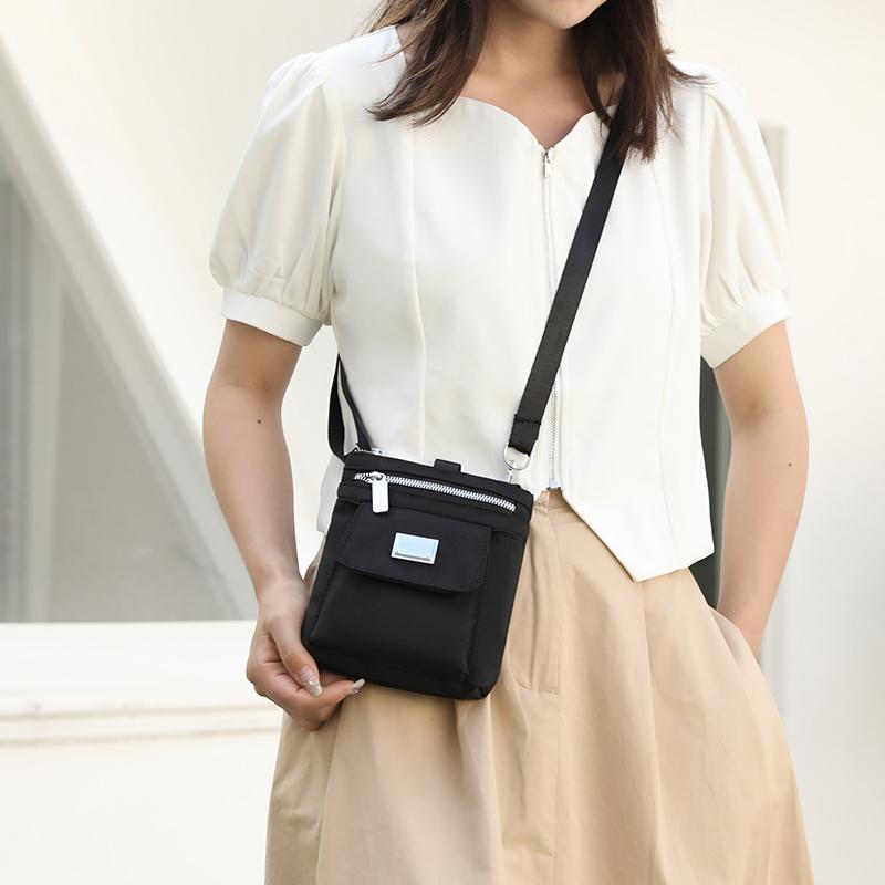 Bolso Cruzado Compacto de Nailon para Mujer – Diseño Ligero y Resistente al Agua con Placa Metálica con Logo y Múltiples Bolsillos, Ideal para el Uso Diario