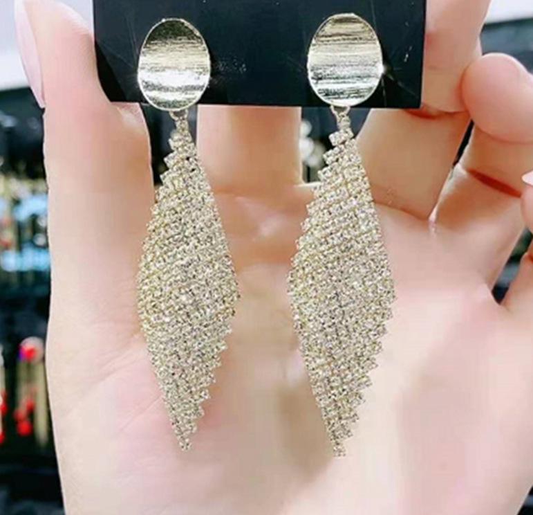 Brincos da Moda Exquisitos com Borla Longa: Elegante, Brilhante e Versátil para Mulheres