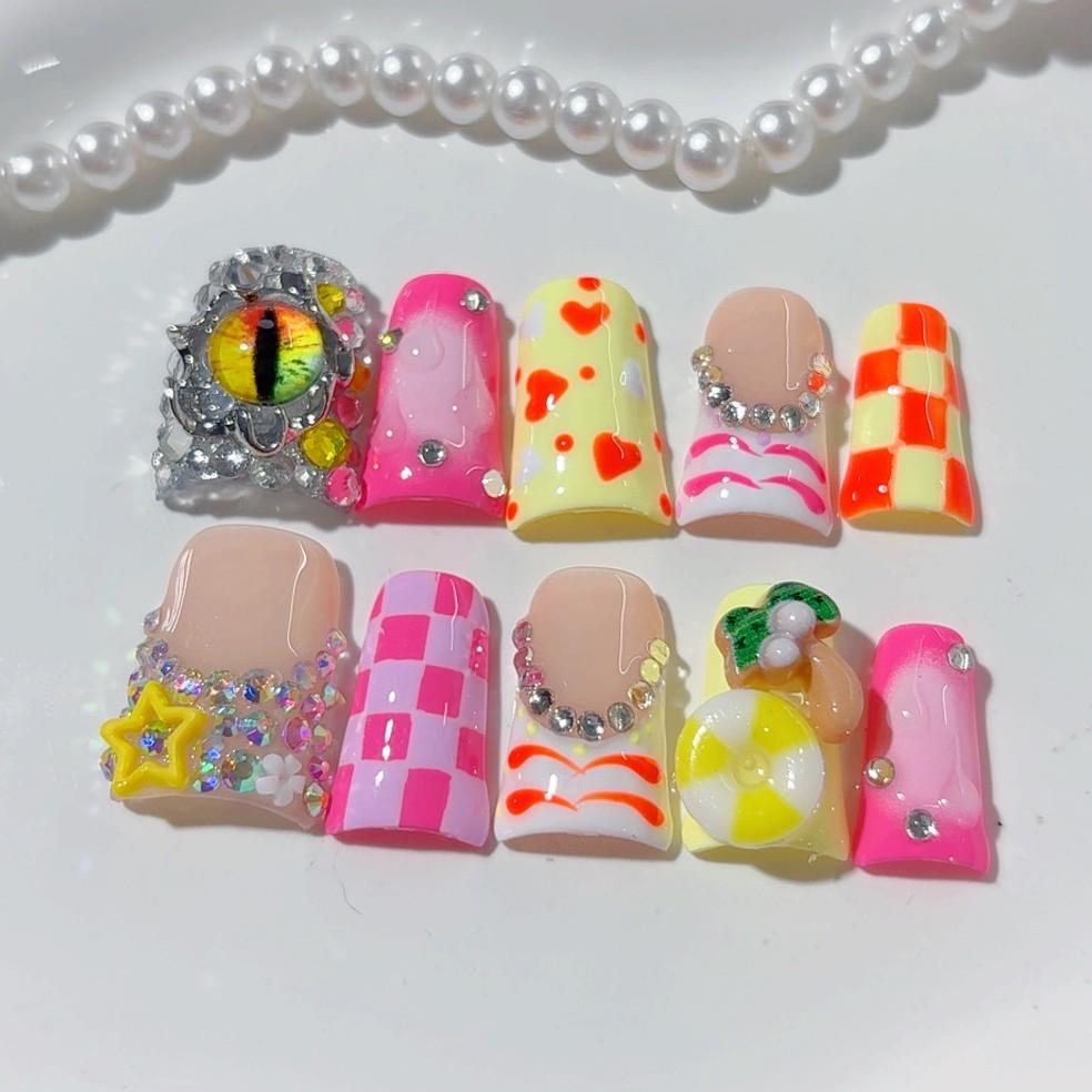 Unghie Finte a Pressione Plaid Trendy Europee Fatte a Mano con Occhi Eterocromatici e Piccoli Diamanti