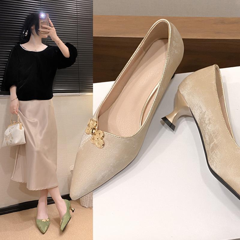 Elegante spitze dünne Absätze Damen Einzelschuhe, neuer chinesischer Stil nationaler Stil mit Rockschuhen, neue Frühlings- und Herbstmodelle, flacher Ausschnitt mito
