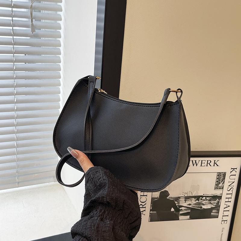 

Ретро сумка из лакированной кожи новая 2025 лето багет зарубежный стиль портативная подмышечная женская модная на плечо маленькая сумка женщины чёрный