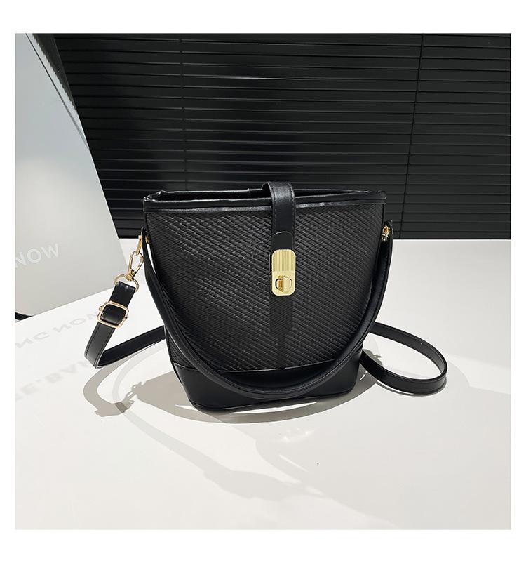 This Year, the Popular Contrasting Color Small Bag Women's 2025 New Spring and Summer Fashion Versatile Messenger Bag Super Fire Portable Bucket Bag