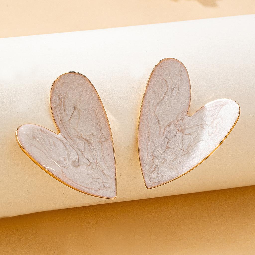 A Pair of Women's Earrings, Smooth Irregular Heart-Shaped Earrings, Suitable for Daily Wear and Vacation Wear