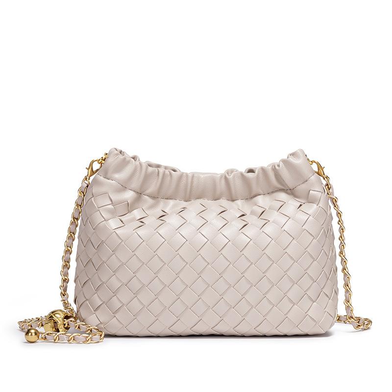 Hand-Woven Cloud Bag, Simple Metal Chain Shoulder Bag, Fashionable Niche Design, Exquisite Oblique Span Women'S Bag