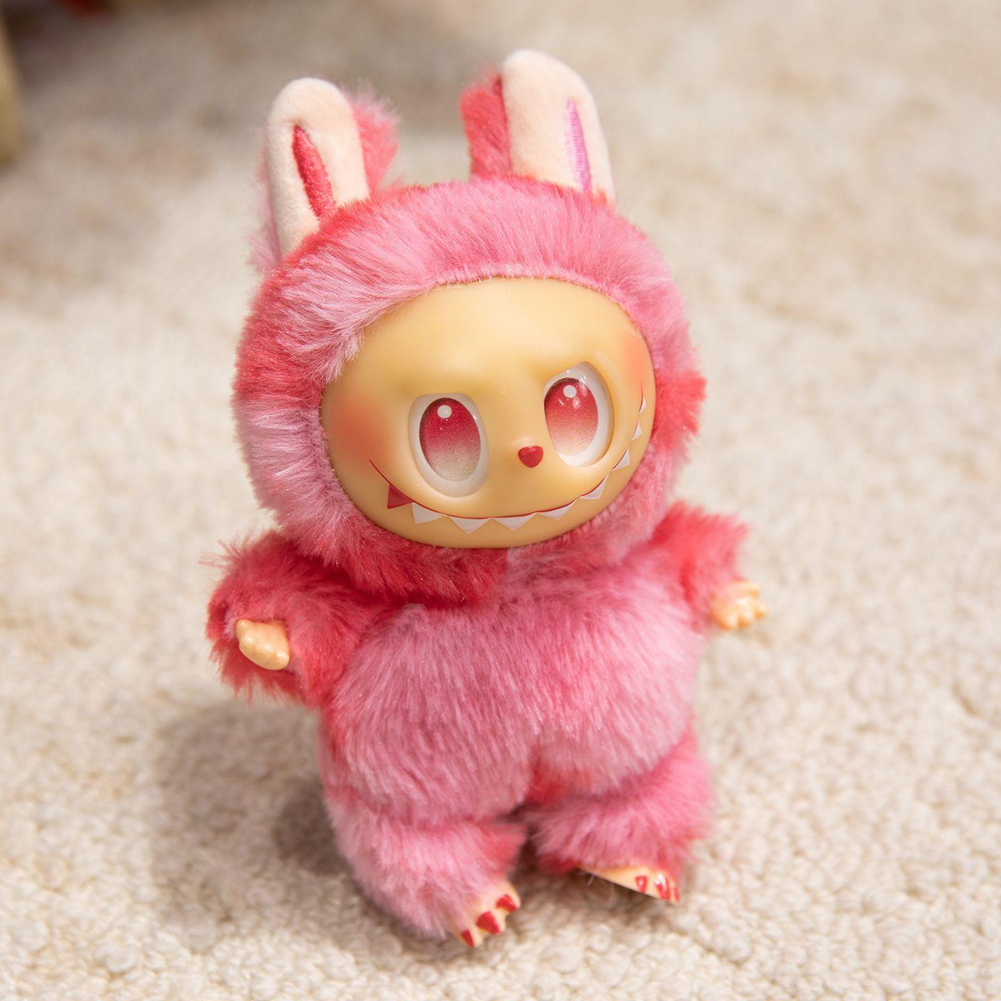 

Новые плюшевые игрушки Labubu V3 The Monsters Big Into Energy Series Виниловая плюшевая игрушка Подвеска для сумки Кавайная фигурка Кукла с лицом Брелок Подарок на день рождения 17cm красный