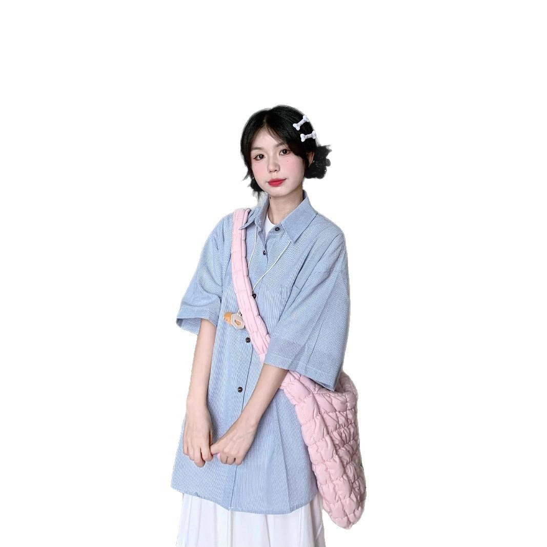 

Новая, уникальная и красивая летняя женская мини-рубашка с расслабленным полосатым лацканом в морском стиле. Это свободный и стройнящий топ 2XL синий