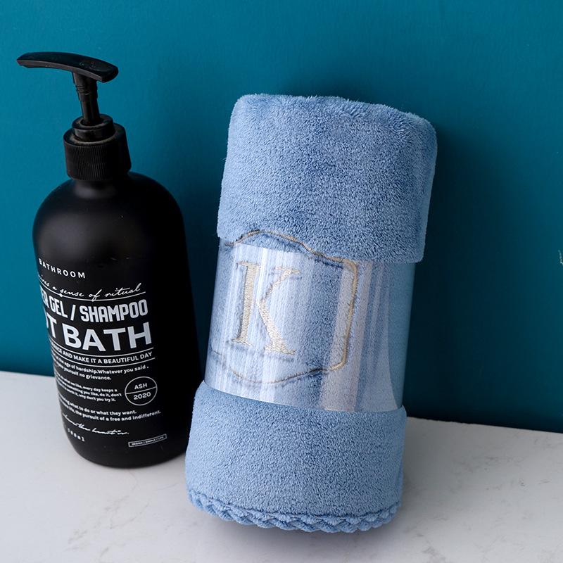 Fortykket korallfløyelshåndkle absorberer vann og er mykt for vask av ansiktet. Husholdningsklut Brodert klut Ansiktsklut