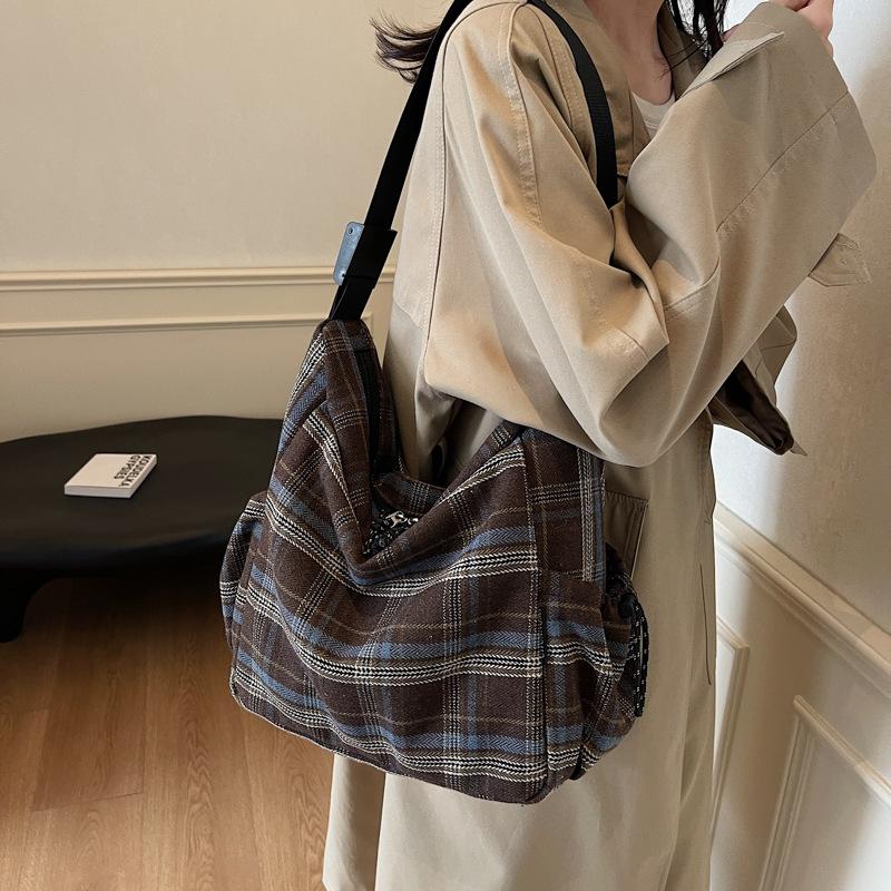 2025 Autumn and Winter Large-capacity Retro Underarm Bag Casual Fashion Simple Retro Class Plaid Niche Tote Bag