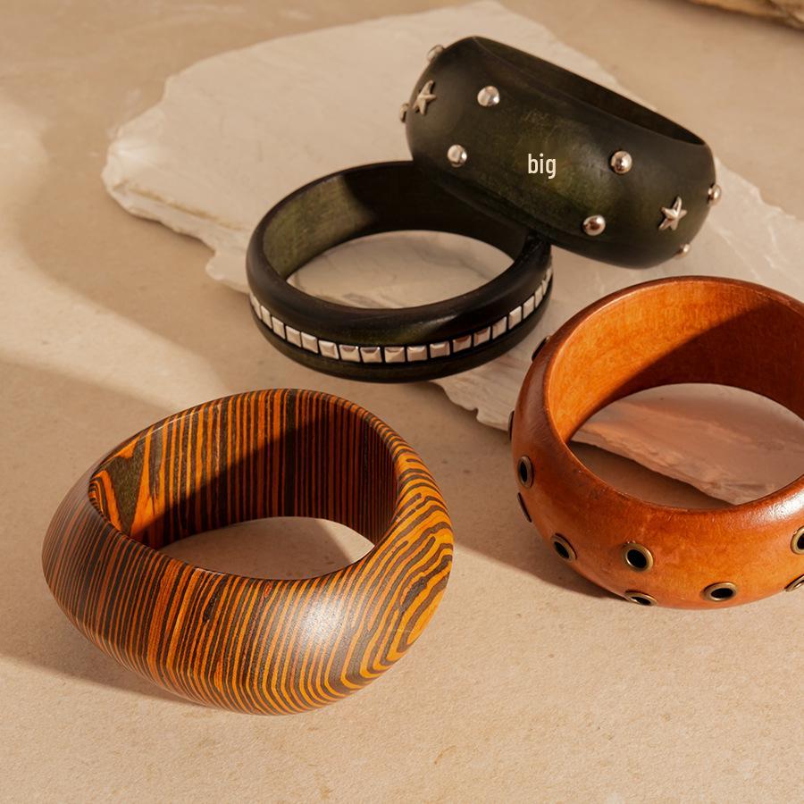 European & American Geometric Rivet Star Bracelet: Luxurious, Fashionable, Versatile, and Exaggerated Jewelry for Women.