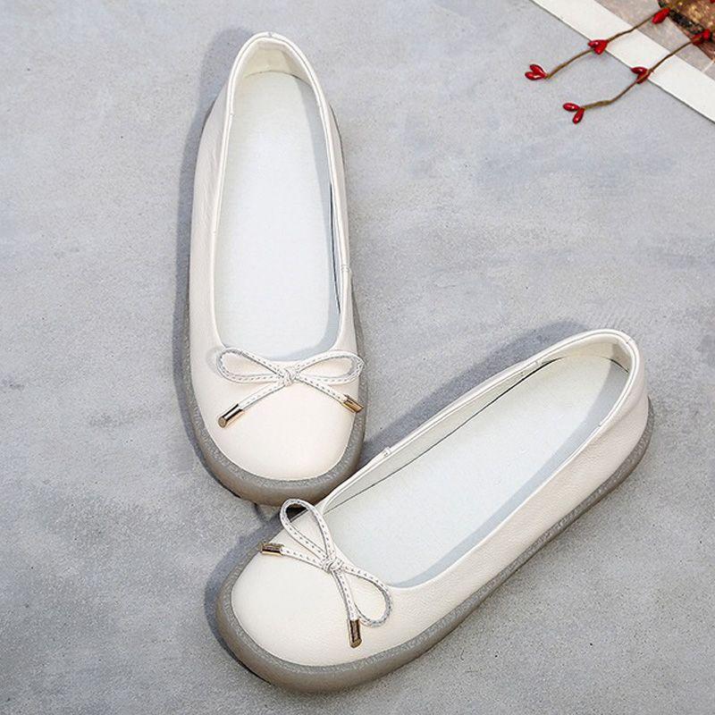 

Мягкая подошва 2025 года, новые туфли для мам, туфли на плоской подошве, полые кожаные туфли, женская обувь среднего и пожилого возраста, весенние и летние женские сандалии 35