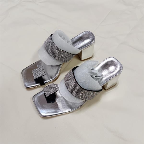 Fashion Glitter Slides Slippers Soft Female Shoes Rubber Flip Flops Square heel Jelly Comfort 2025 Summer Hawaiian Block Fabric Bling Cr