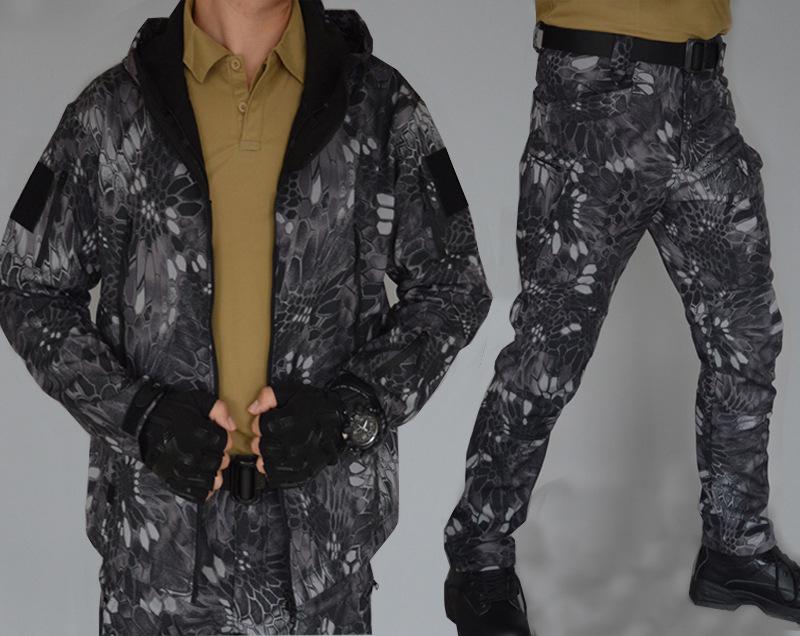 Men's Windproof Sharkskin Softshell Mountaineering Jacket with Fleece Lining for Spring, Autumn, and Winter