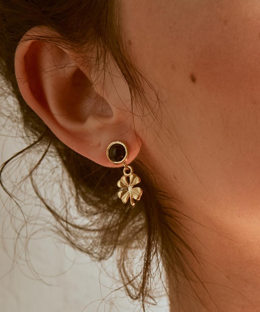 Iris Memory-Hope Clover Onyx No. 13 Earrings - Gold White