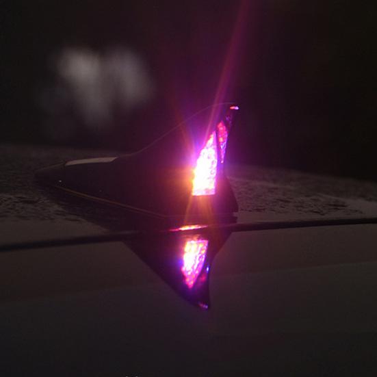 Güneş Enerjili Köpekbalığı Yüzgeçleri Anten Işığı Uzaktan Kumandalı Süper Parlak Yapışkanlı Evrensel SUV Van Otomatik 13 LED Uyarı Tavan Lambası