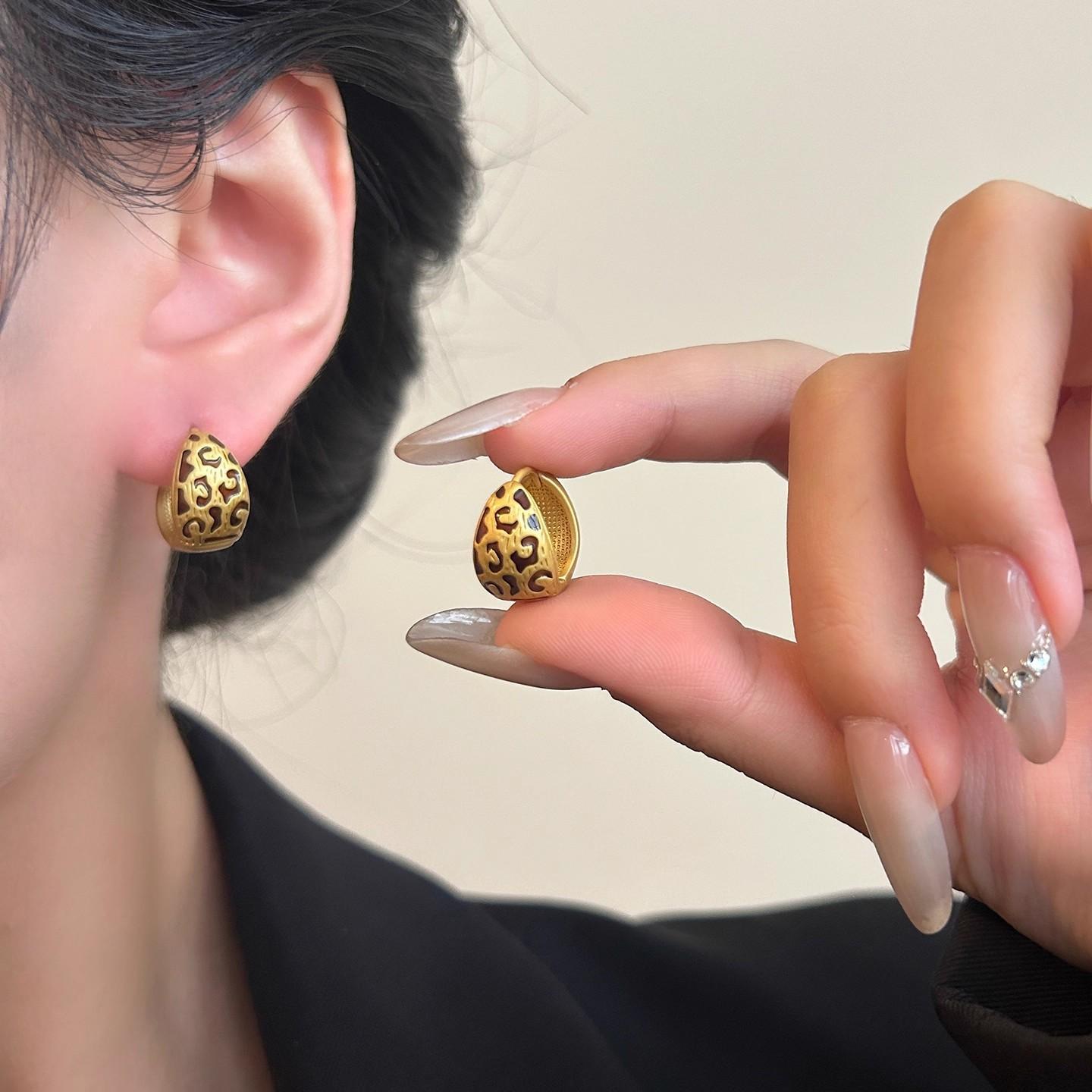 Винтажные нишевые серьги-гвоздики с леопардовым принтом, женственные серьги, уникальные серьги на осень и зиму