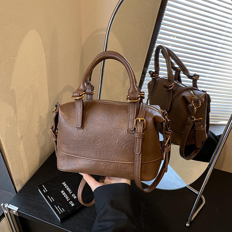 This Year, Popular Bags Are Women's 2025 New Trendy Handbags, Autumn and Winter High-end Retro Shoulder Messenger Pillow Bags.