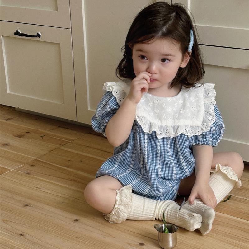 Sommer Dünn Neugeborene Mädchen Säugling Karomuster Spitze Revers Kurzarm Baumwolle Body Mädchen Baby Lässig Komfort Locker Strampler