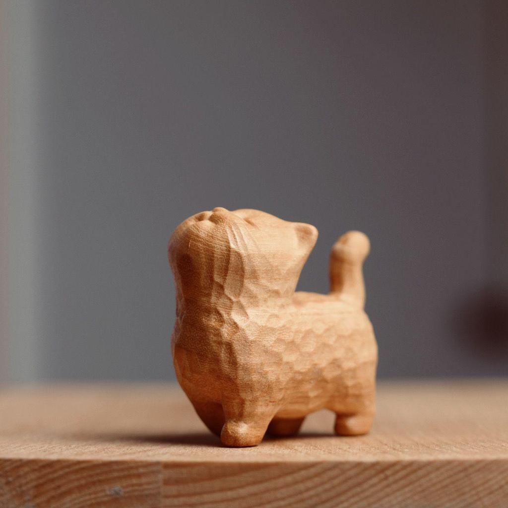 Cypress Wood Carving: Arrogant Cat Ornament – Cute Animal Design with Childlike Charm for Cultural Display