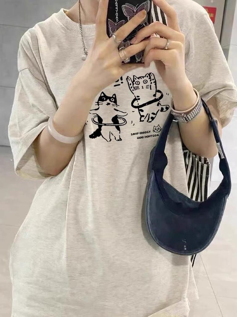 Damski bawełniany T-shirt z krótkim rękawem w retro wzór z kotkiem, kolekcja lato 2025