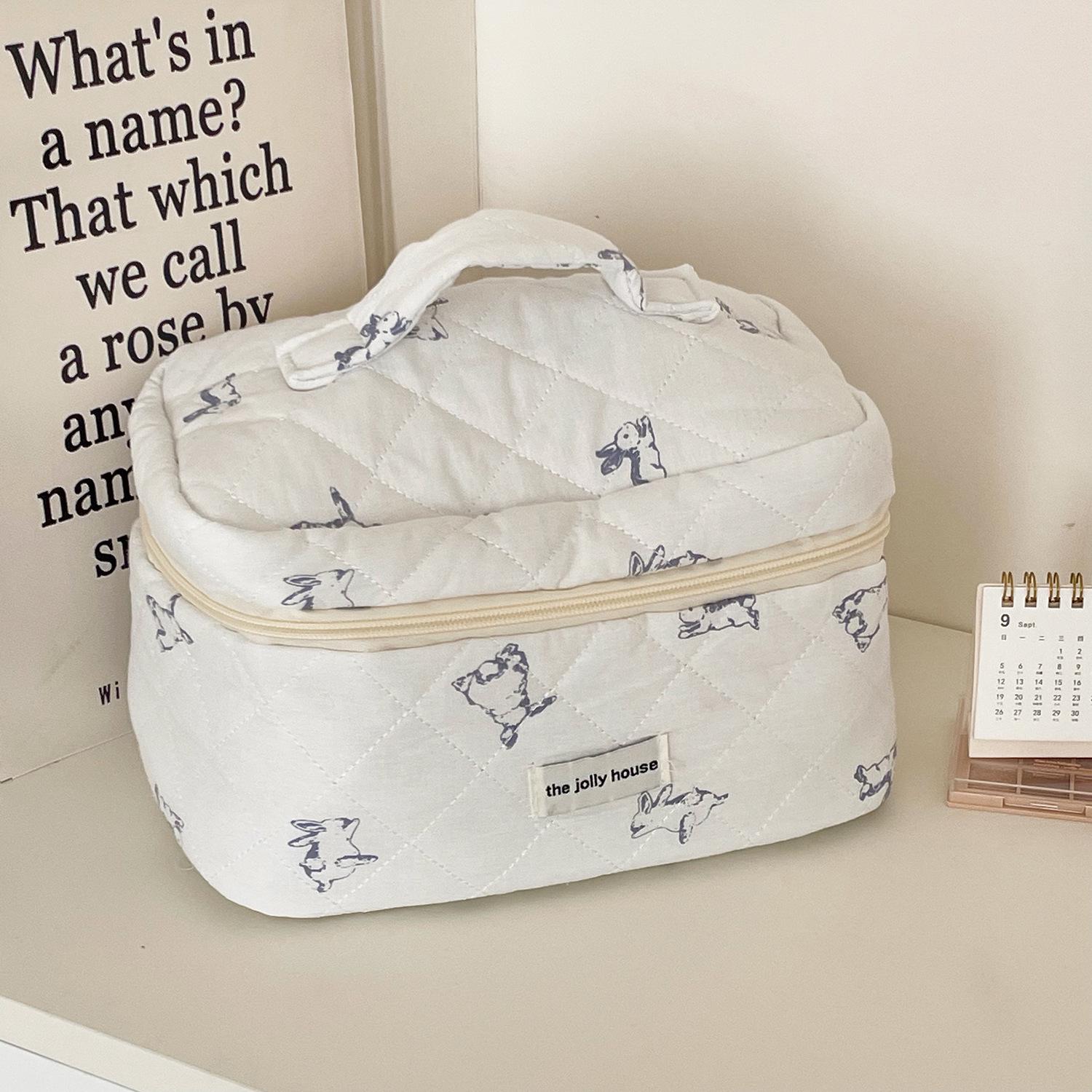 

Косметичка и дорожная сумка с милым кроликом, выполненная вручную