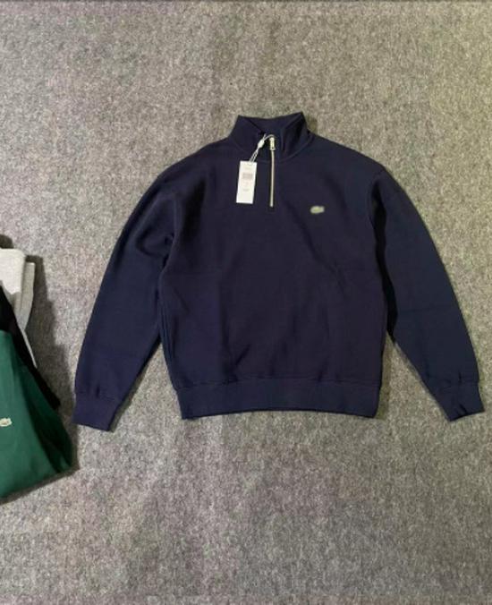 Modischer Herren- und Damen-Halbzip-Baumwoll-Hoodie mit Krokodil-Logo und gestickten Details.