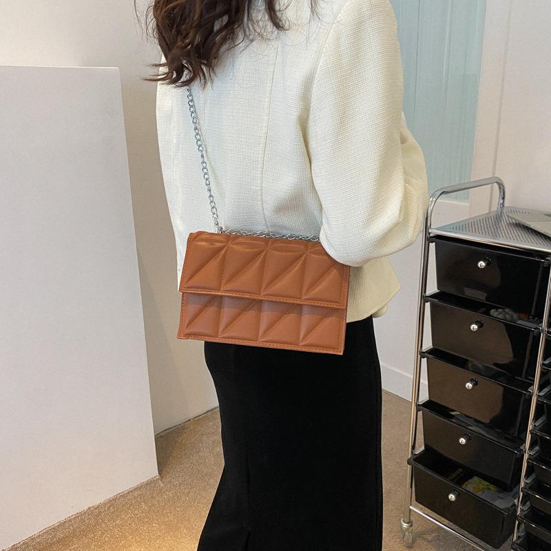 

Трендовая сумка женская 2025 новая корейская версия универсальная маленькая квадратная сумка простая сумка-коробка плиссированная вышивка нитью цепочка сумка-мессенджер коричневый