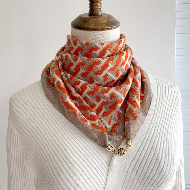 Magnetic buckle triangular small square scarf silk scarf women's spring and autumn summer shirt neck protection scarf thin scarf 71x71