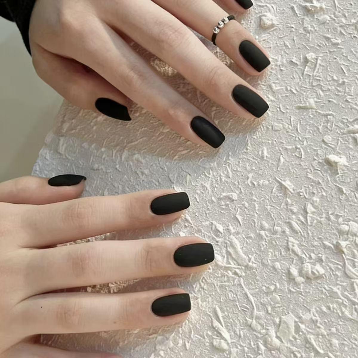 

24pcs Matte Black Square Textured Nail Art for Autumn/Winter - High-Quality, Simple, Wearable Finished Product