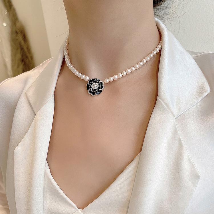 

Жемчужное ожерелье в виде цветка камелии с легкой роскошью и нишевым чувством дизайна чёрный