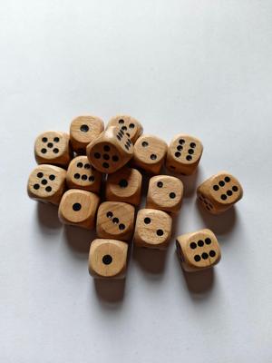 Dados de Madera de Haya de 16 mm con Esquinas Redondeadas: Fichas de colores, Accesorios de juego de mesa de madera, Dados numerados de utilería