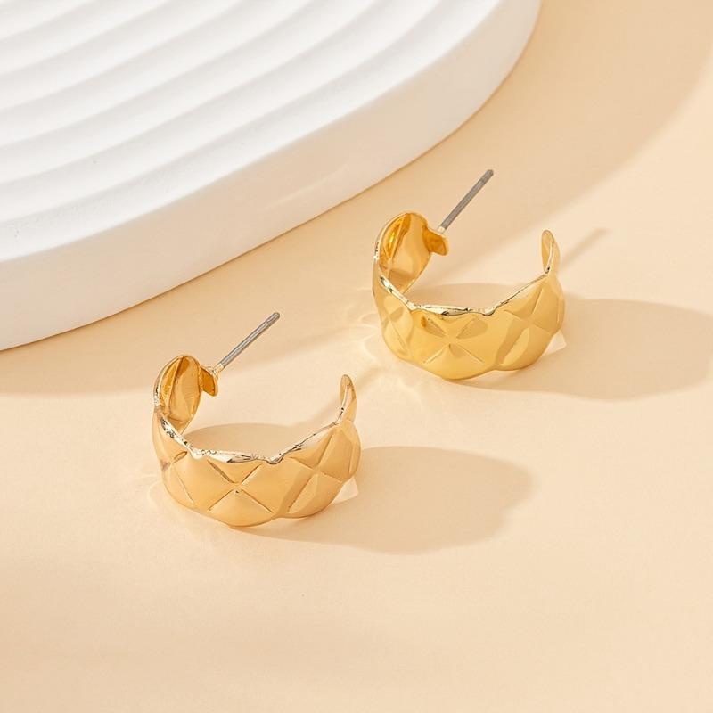 A pair of alloy geometric earrings, fashionable and atmospheric, retro, elegant and simple, for friends