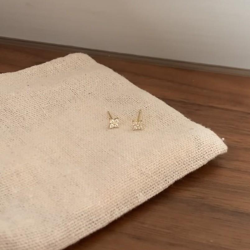 

Four Leaf Clover Earrings for Women, Niche Design, Light Luxury Earrings, Versatile Ear Hole Care, Anti Allergic