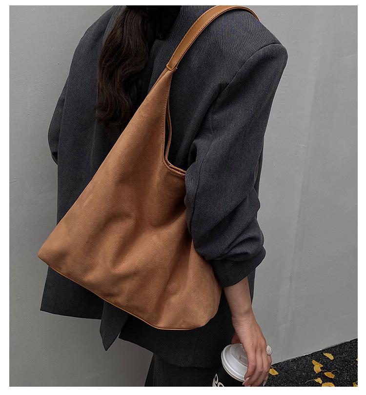 Women's Retro Velvet Shoulder Bag 2025: Large Capacity Autumn/Winter Tote, Bucket-Style Commute Bag