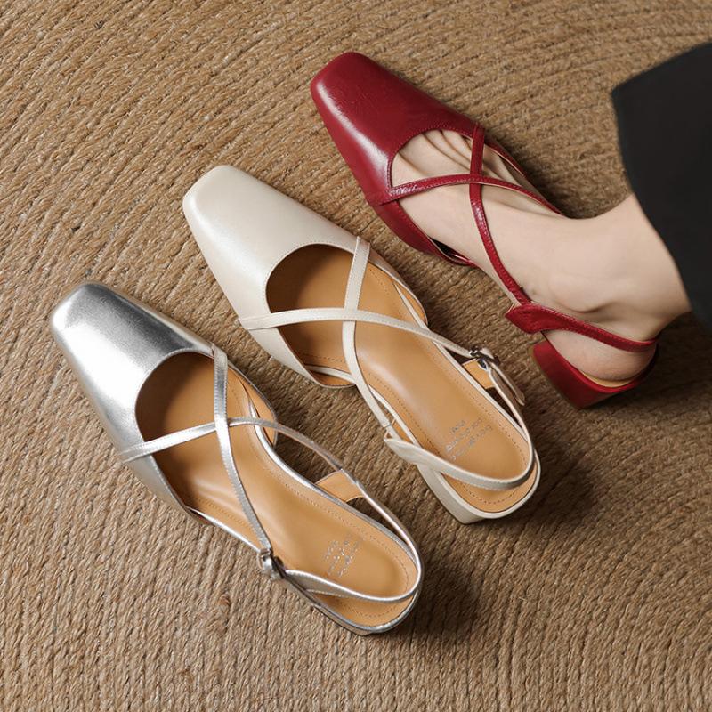 Sommer nye skinn sandaler firkantet hæl tomme sandaler casual ensfarget biffsene myk såle veskehode sandaler spenne middels hæl