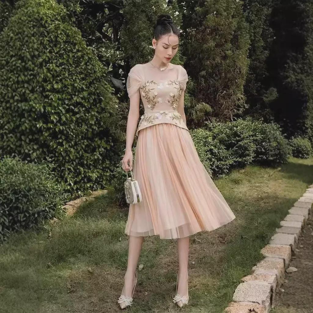 „Rochie din plasă cu broderie Seiko: Moda vietnameza eleganta cu cusaturi florale 3D"