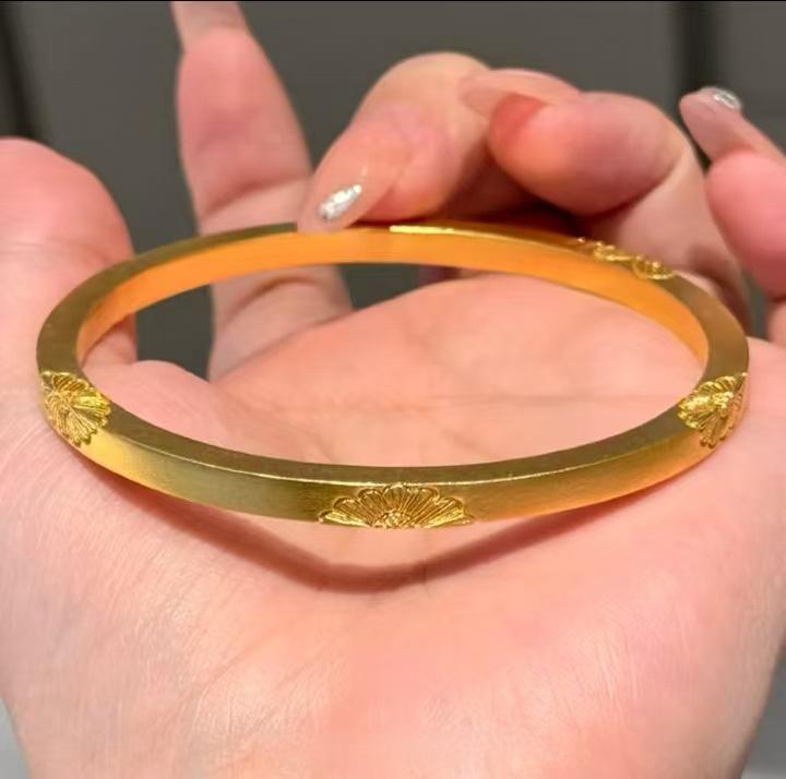 Gold Daisy Chased Bracelet & Ring Set: Elegant Women's Light Luxury Jewelry