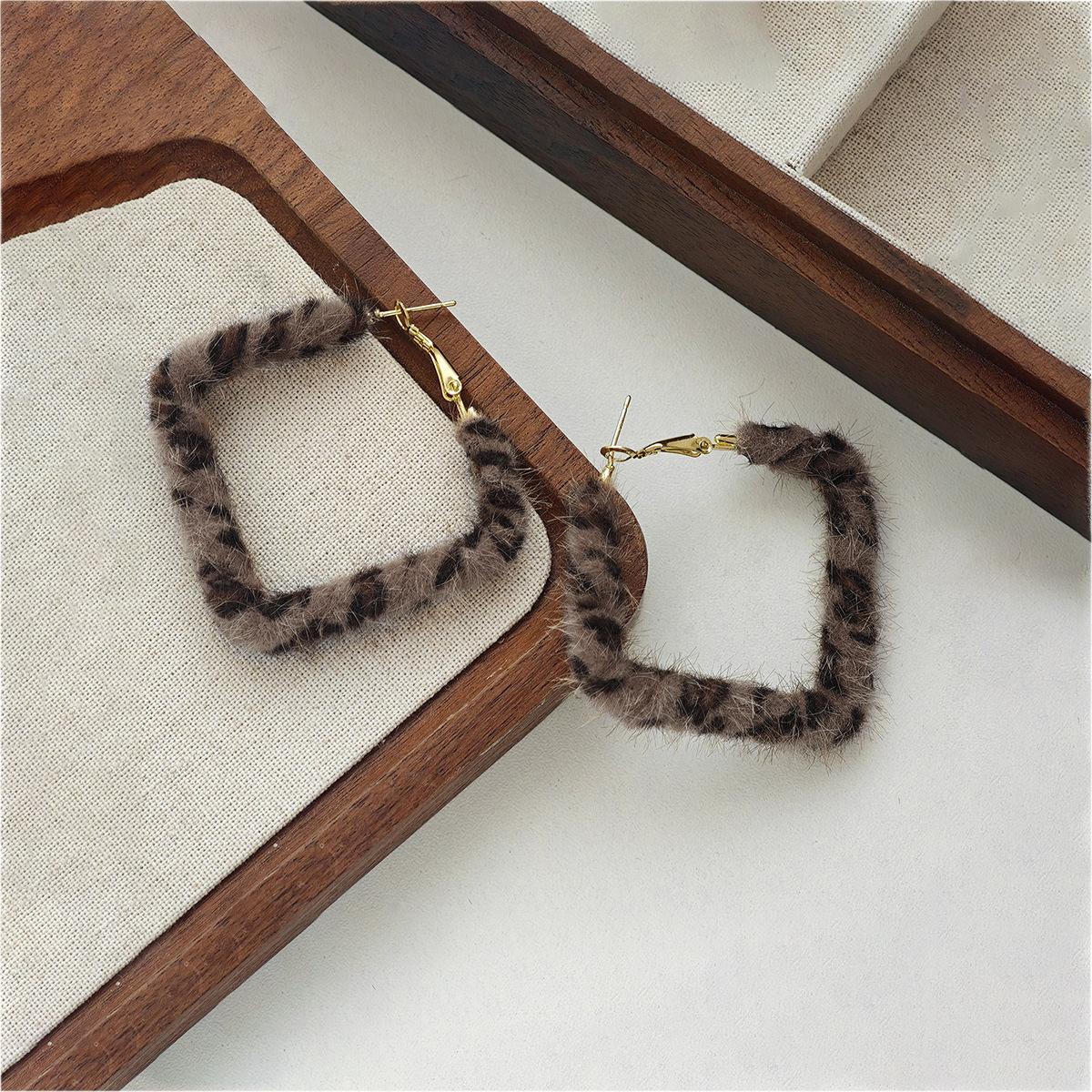 Autumn And Winter Plush Square Round Earrings, Maillard Style Retro Personality Fashion Temperament Earrings