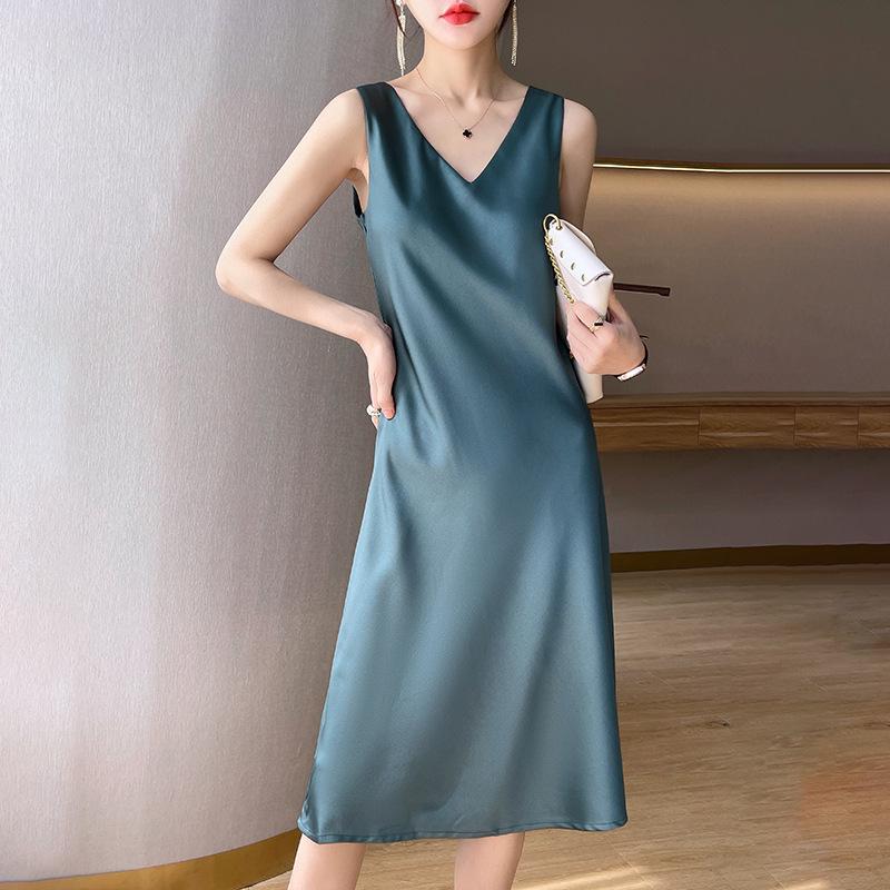 Czarna Satynowa Sukienka Slipowa Bez Rękawów w Linii A – Damska Letnia Długość Nad Kolano