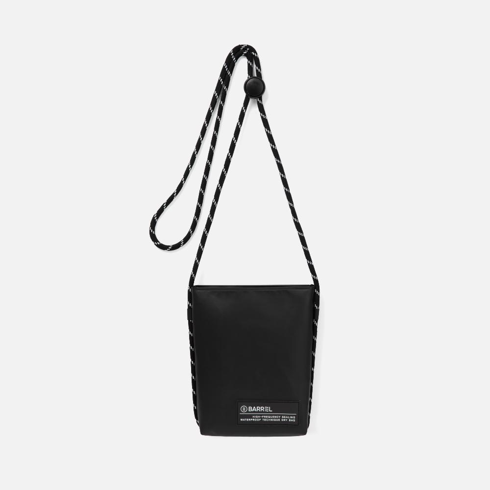 BARREL Mini Dry Crossbody Bag Black (B3Suadb004Blk)