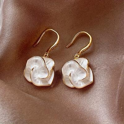 Timeless French Retro Camellia Earrings - Dangle Beauty for Ladies - Versatile Jewelry for Daily Wear, Glamorous Banquets & Parties