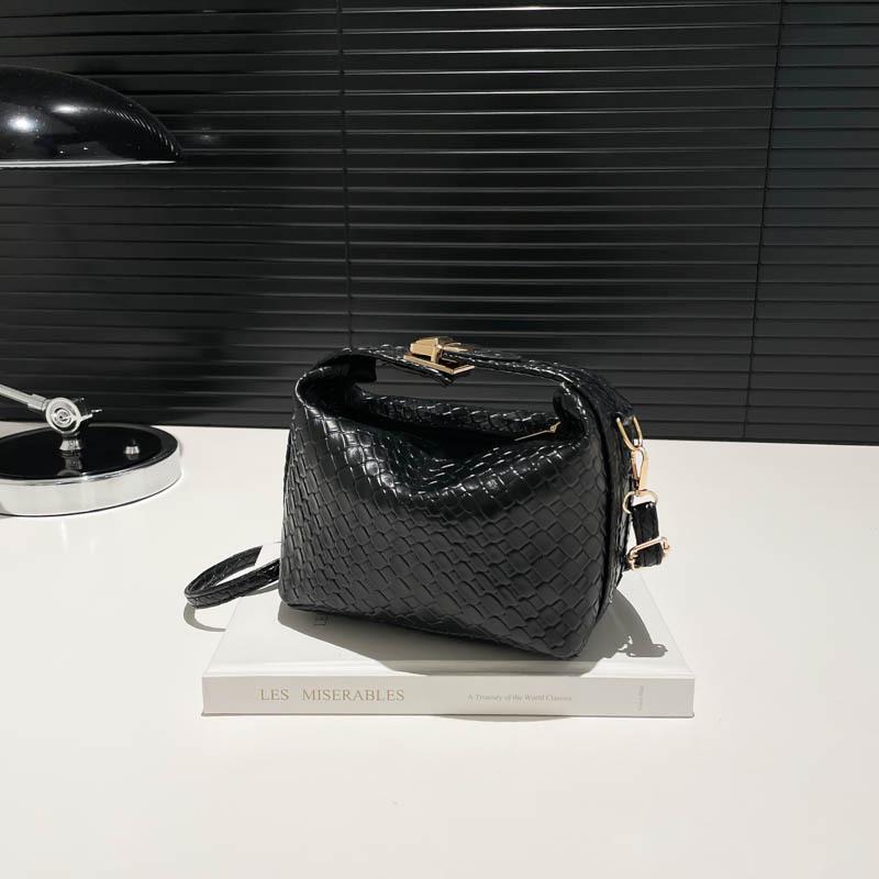 

Женская простая сумка с каменным узором 2025 весна и лето новая нишевая дизайнерская универсальная наплечная сумка-мессенджер чёрный