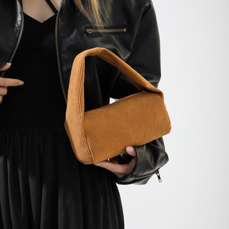 Fashionable Minimalist Shoulder Bag For Daily Use With Spacious Design And Stylish Colors
