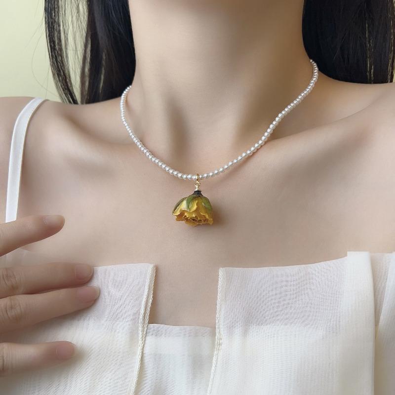 Natural Genuine Flower Niche Design Necklace for Women - Simple and Elegant Collar Chain Accessory