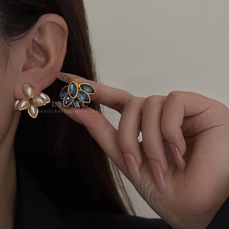 Retro niche gentle pearl stud earrings commuting versatile temperament earrings niche cold noble versatile elegant earrings