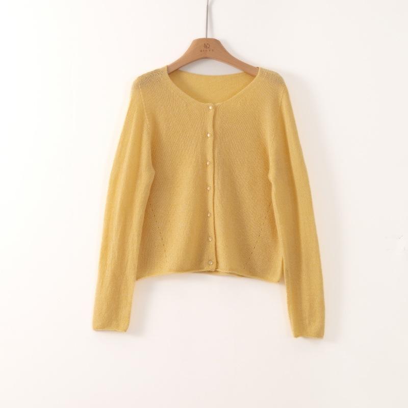 

Light and warm design pearl buckle round neck long-sleeved cashmere top women s lazy pullover loose knitting M жёлтый