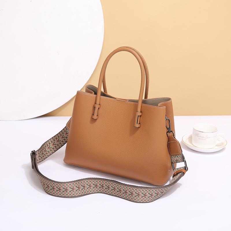 

New shoulder bag portable messenger first-layer cowhide women s bag high-end light luxury large-capacity leather commuter bag золотисто-коричневый