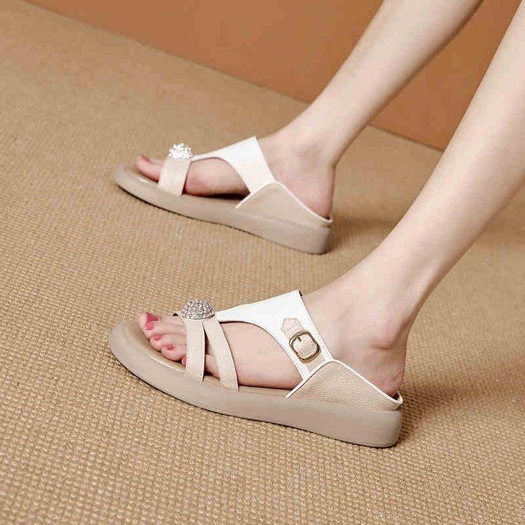 

Fairy soft-soled cool slippers female 2025 new summer wear Internet celebrities lightweight comfortable fashion non-slip Roman sandals 35 білий