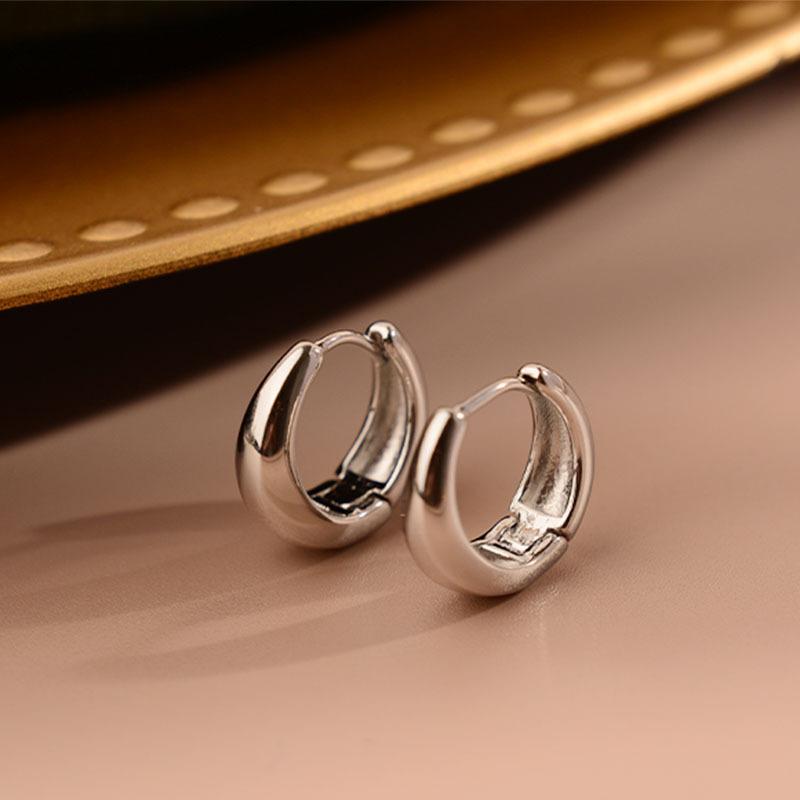 Cold Wind Simple French Earrings Women'S Niche Gold Exquisite Earrings Personalized Round Rings Ear Buckles Versatile Earrings