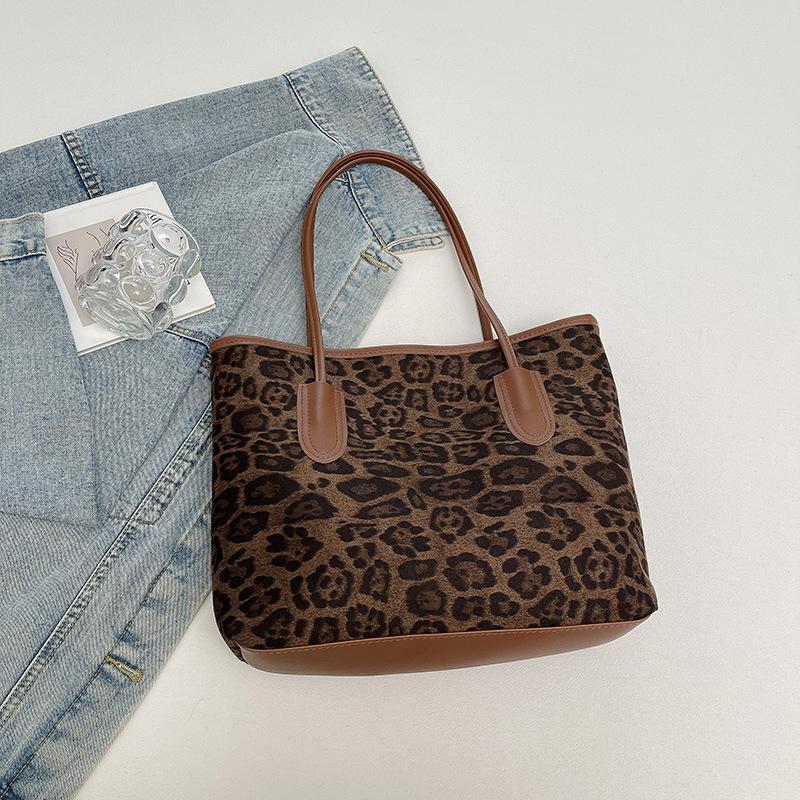 

Large capacity leopard print tote bag women s 2025 new autumn and winter fashion shoulder bag commuter retro portable underarm bag коричневий
