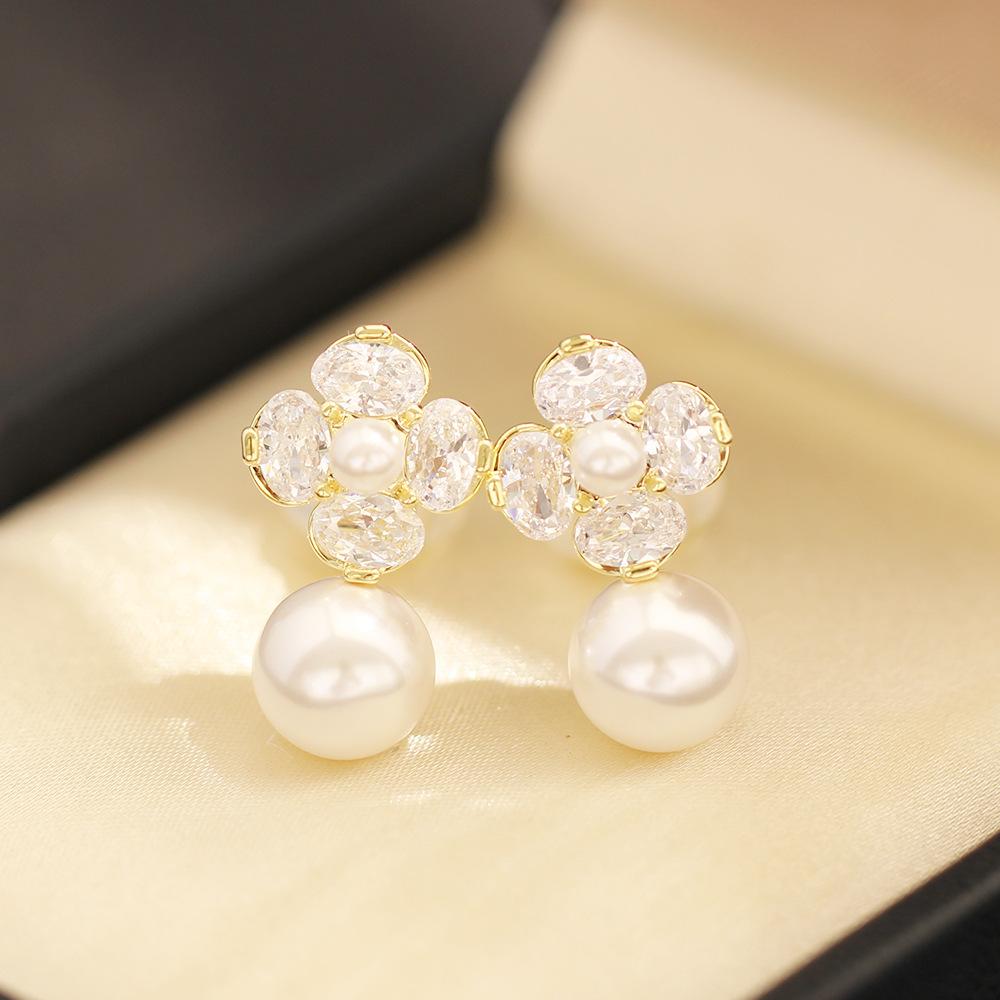 Niche light luxury stone earrings, fashionable and simple diamond-encrusted flower earrings, French gentle pearl ear clips, new popular models